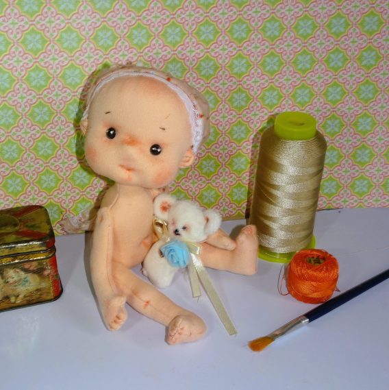Muñeca Pequeña con fieltro - Imagen 4