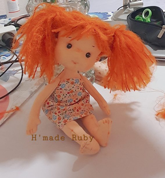 Muñeca de Tela infantil con cachetes y pelo rojo